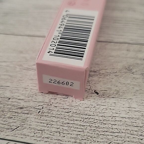 Kylie Matte Liquid Lipstick in Shade 820 - Picture 4 of 5